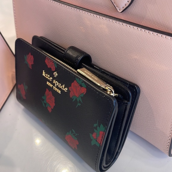 Kate Spade Madison Medium Compact Rose Toss Print Bifold Wallet
Black Multi
NWT - Picture 12 of 16